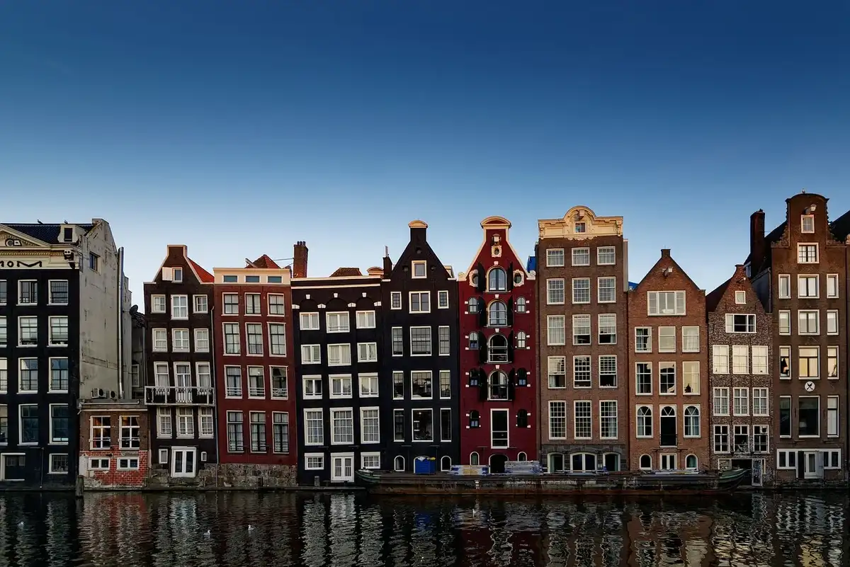 Amsterdam brug en grachtenpanden