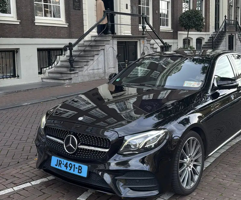 Zwarte Mercedes-Benz taxi voor het Waldorf Astoria in Amsterdam
