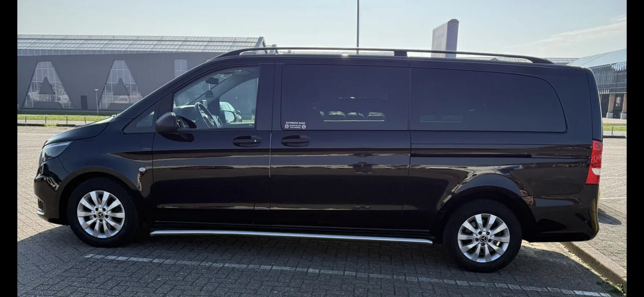 Zwarte Mercedes-Benz Vito taxibus voor 8 personen