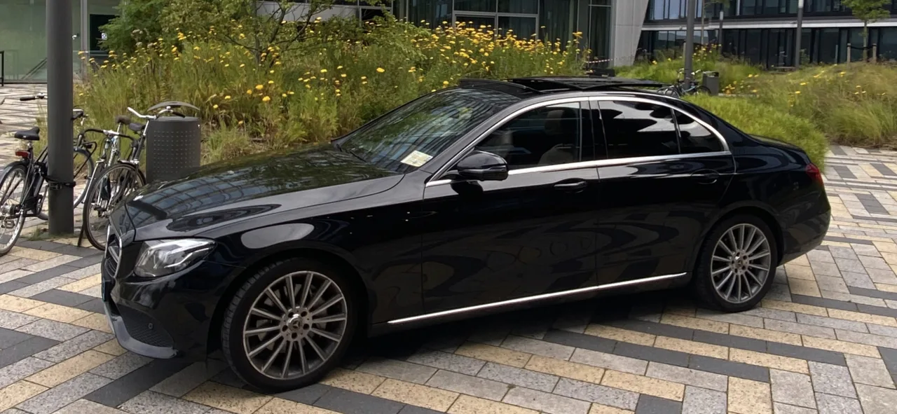Zwarte Mercedes-Benz sedan voor taxivervoer in Amsterdam