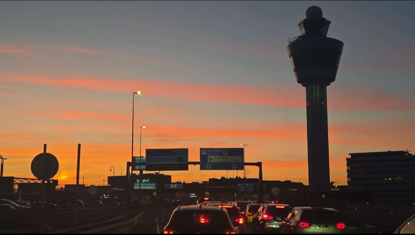 Amsterdam Schiphol Airport bij zonsondergang — taxi transfer TaxxxiVanAmsterdam