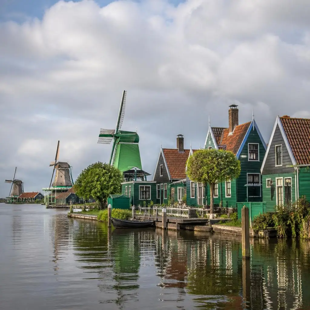 Historische molens en groene houten huizen aan de Zaan