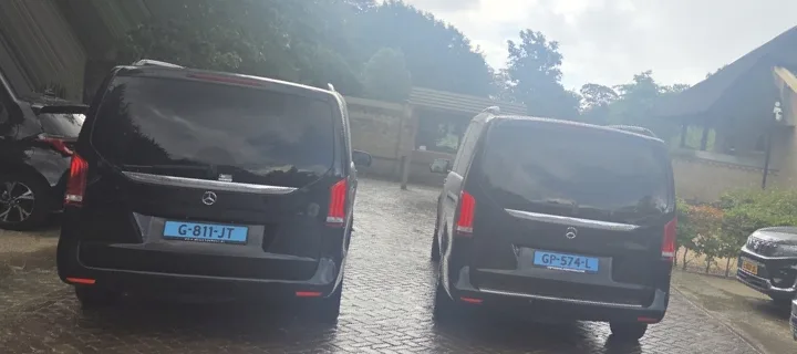 Twee Mercedes-Benz taxibussen voor zakelijk vervoer in Amsterdam